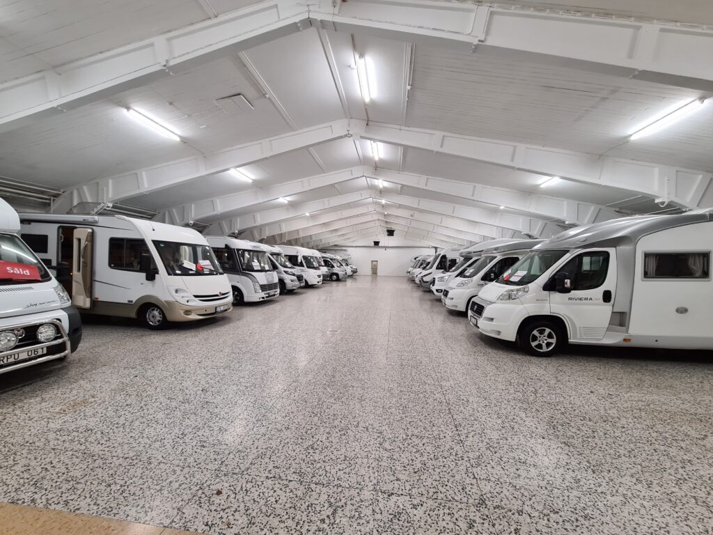 Hall med husbilar
